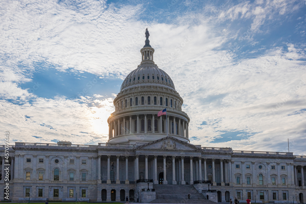 Obraz premium Capitol Building in Washington, DC, USA with the sun setting behind the dome