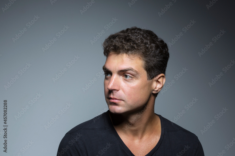 Portrait thoughtful man looking away on gray background
Portrait thoughtful man looking away on gray background