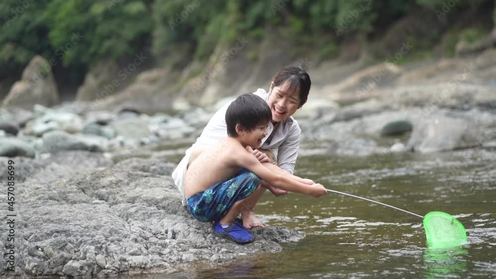 川で遊ぶ親子 川で遊ぶ親子