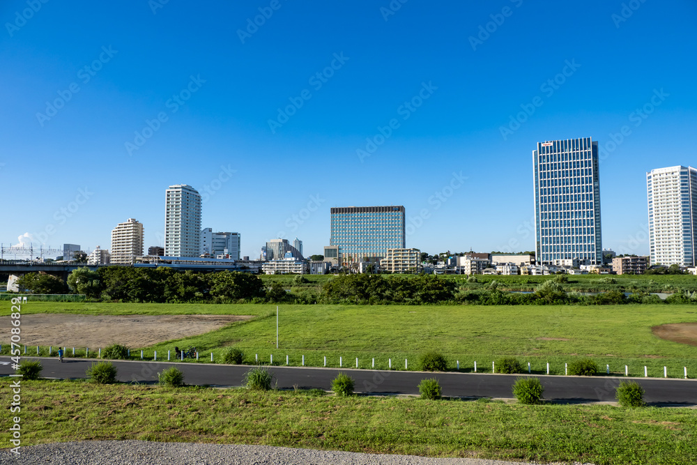 Obraz premium 東京の多摩川の河川敷