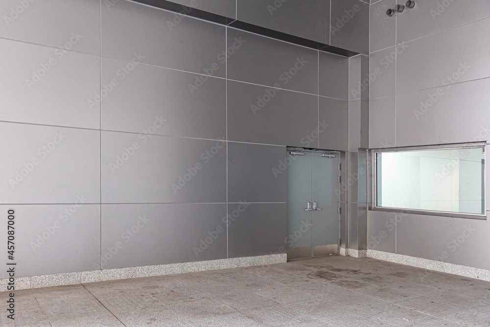 Obraz premium The room inside the large factory is empty
