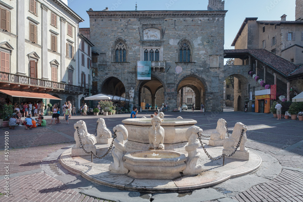 Bergamo. Fontana del Contarini located at centre of Piazza Vecchia sullo sfondo di <palazzo della Ragione.
