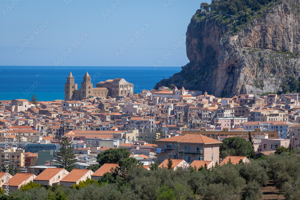 Cefalù, Palermo. Panorama con Cattedrale e Rocca