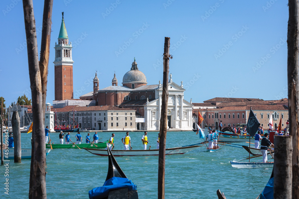 Venezia. Barche da regata nel Bacino di San Marco davanti alla basilica di San Giorgio Maggiore