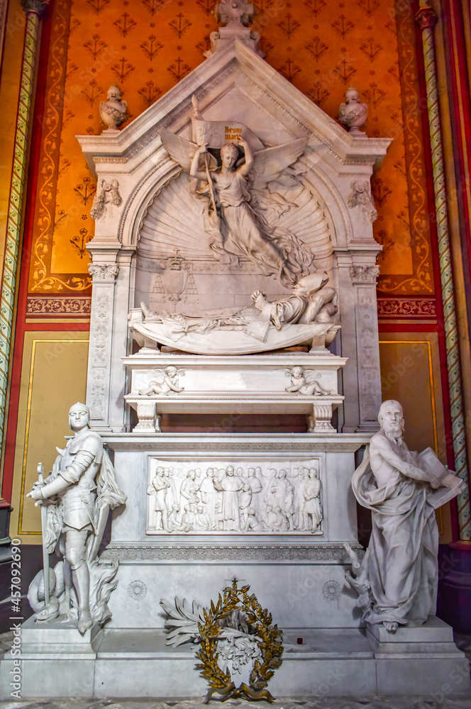 Tumba del obispo Felix Dupanloup en el interior de la catedral gótica de Orleans, Francia