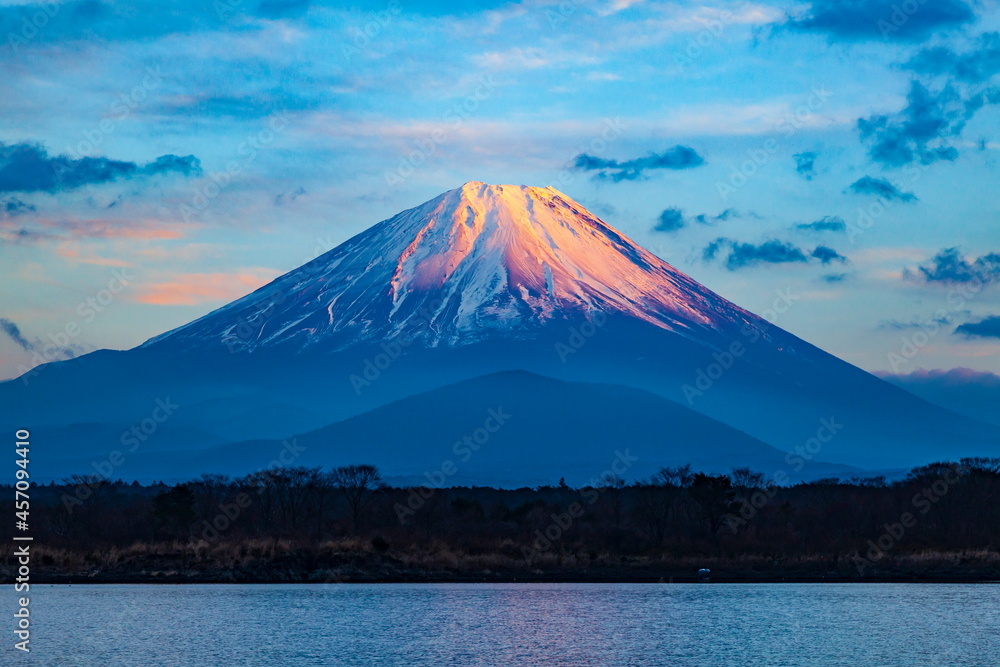 Fototapeta premium 夕日を浴びた富士山 山梨県富士河口湖町の精進湖にて
