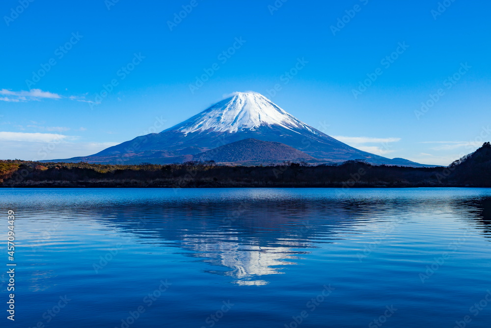冬の逆さ富士　山梨県富士河口湖町の精進湖にて