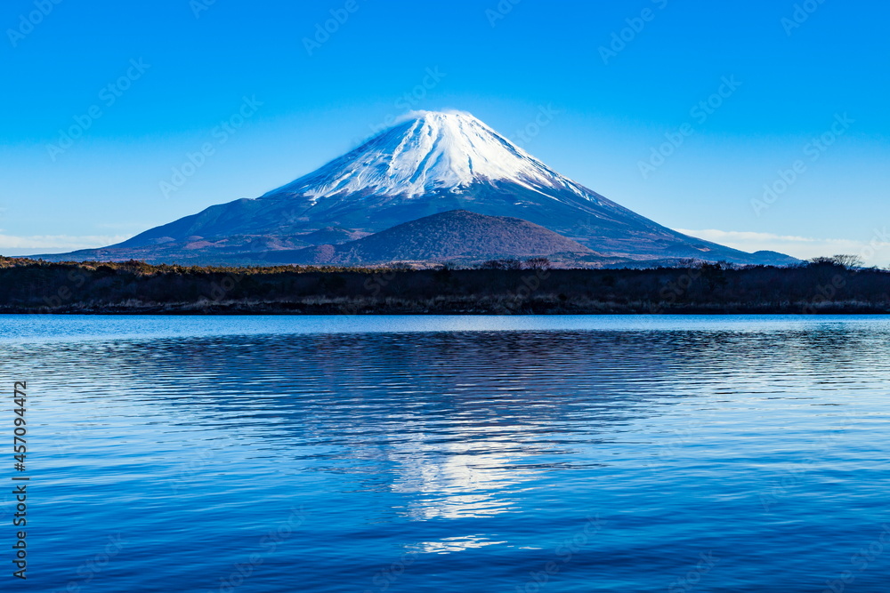 冬の逆さ富士　山梨県富士河口湖町の精進湖にて