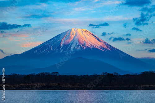 夕日を浴びた富士山 山梨県富士河口湖町の精進湖にて
