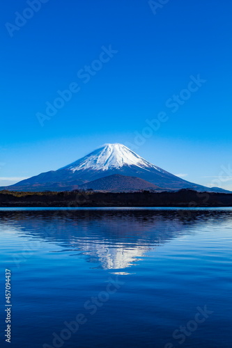 冬の逆さ富士　山梨県富士河口湖町の精進湖にて