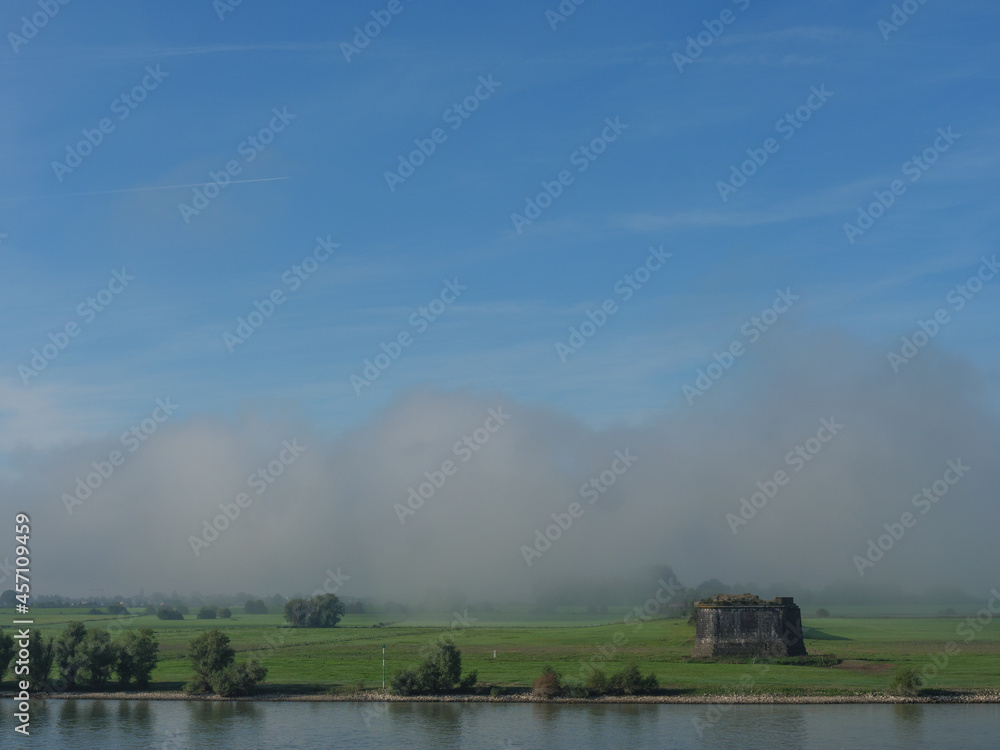 Fototapeta premium Morgennebel am Rhein bei Wesel