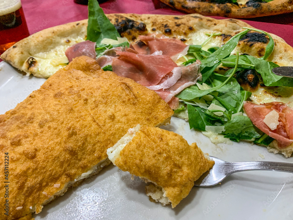 Piatto con pizza fritta napoletana ripiena di ricotta e pancetta e