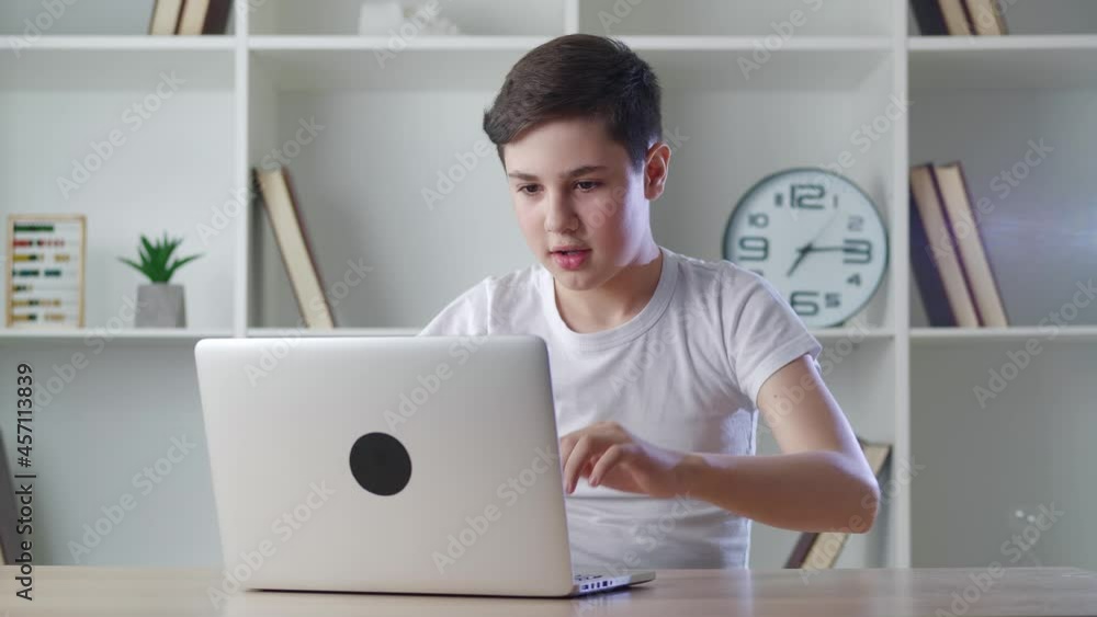 Video „Scared boy shocked by terrible scene while watching horror video ...