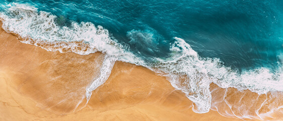 Sierkussen Luchtfoto strand Panorama zandstrand met aanrollende golven  © MISHA