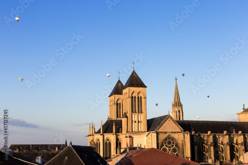 église avec des montgolfière dans le ciel