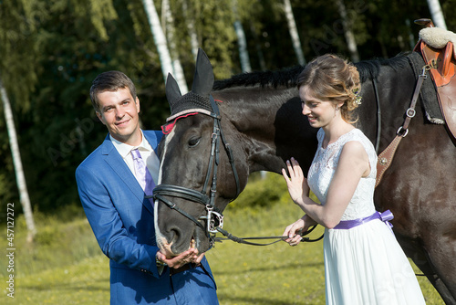 Happy wedding couple with dark horse © Zelma