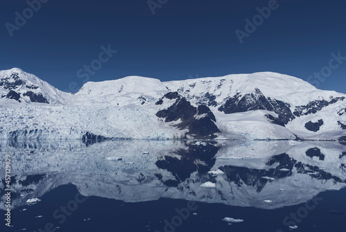 Lemaire strait coast, mountains and icebergs, Antartica © foto4440