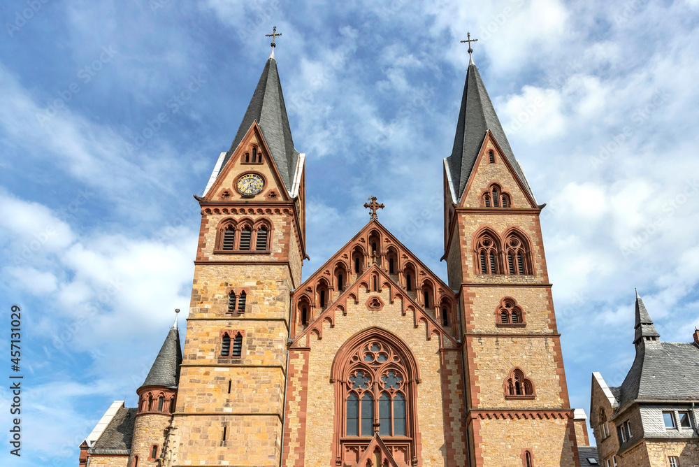 Die katholische Pfarrkirche St. Peter in der historischen Altstadt von Heppenheim an der Bergstraße