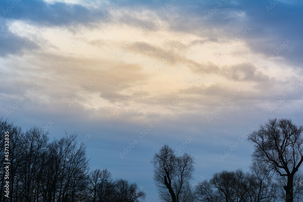 Fototapeta premium Beautiful sunrise (sunset) in curly clouds