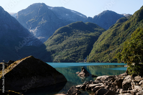 Fototapeta Naklejka Na Ścianę i Meble -  Vista del lago Bonhus en noruega, con el glaciar de fondo en medio de las montañas