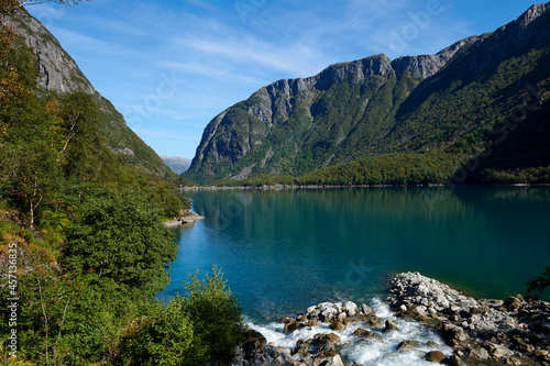 Vista del lago Bonhus en noruega, con el glaciar de fondo en medio de las montañas