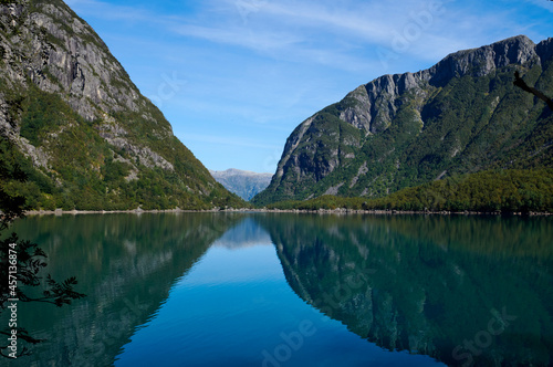 Fototapeta Naklejka Na Ścianę i Meble -  Vista del lago Bonhus en noruega, con el glaciar de fondo en medio de las montañas