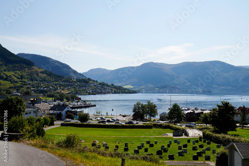 Vista de pueblo noruego con puerto