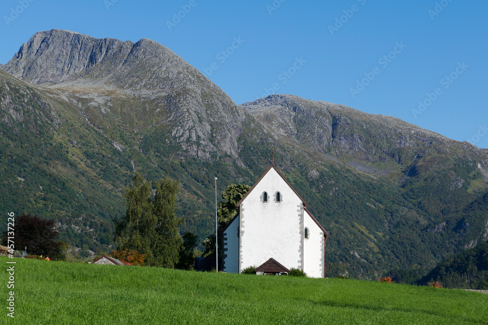 Iglesia protestante en Noruega en medio de la naturaleza