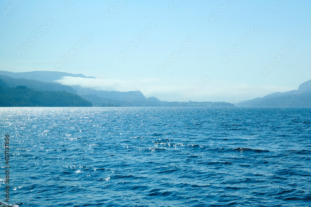 Vista de fiordo de Noruega desde un barco