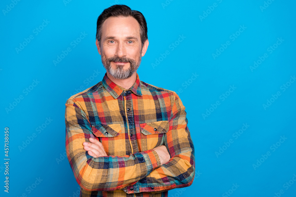 Photo portrait business man smiling with folded hands confident isolated vibrant blue color background copyspace Photo portrait business man smiling with folded hands confident isolated vibrant blue color background copyspace