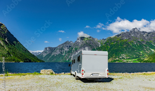 Wohnmobil  steht an einem Fjord in Norwegen