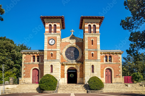 Obraz na płótnie Eglise Notre Dame des Passes church in Arcachon on summer day w salonie
