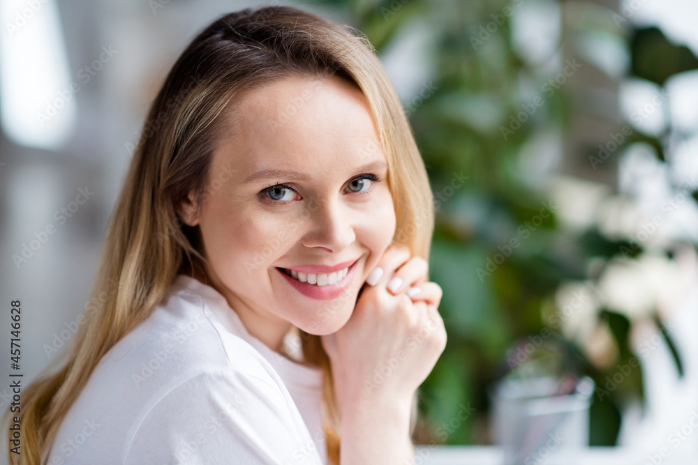 Photo portrait woman blonde hair wearing white clothes smiling cheerful staying at home Photo portrait woman blonde hair wearing white clothes smiling cheerful staying at home