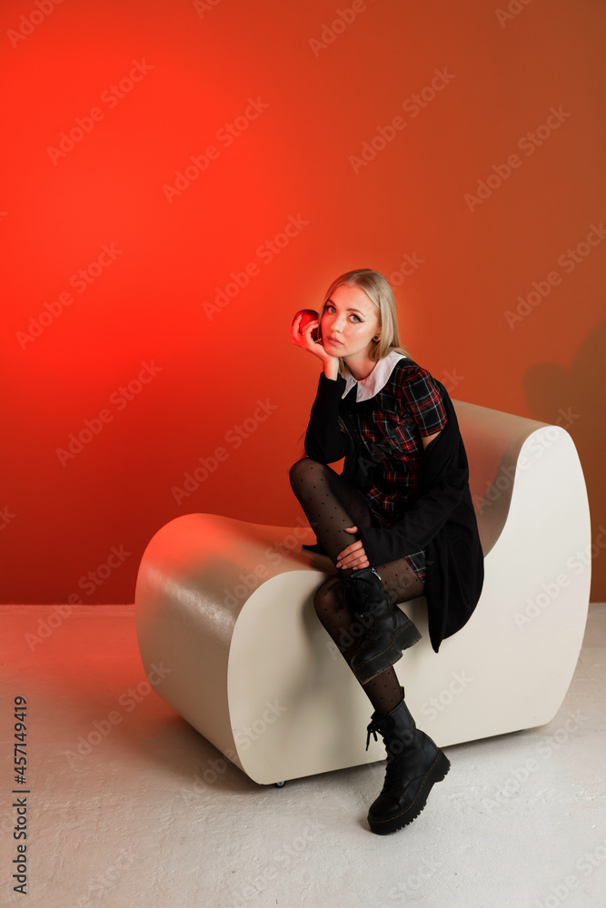 Fototapeta premium model in a stylish autumn image with makeup in fashion studio