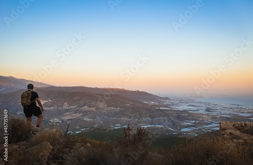 Hombre mirando al horizonte de Almería