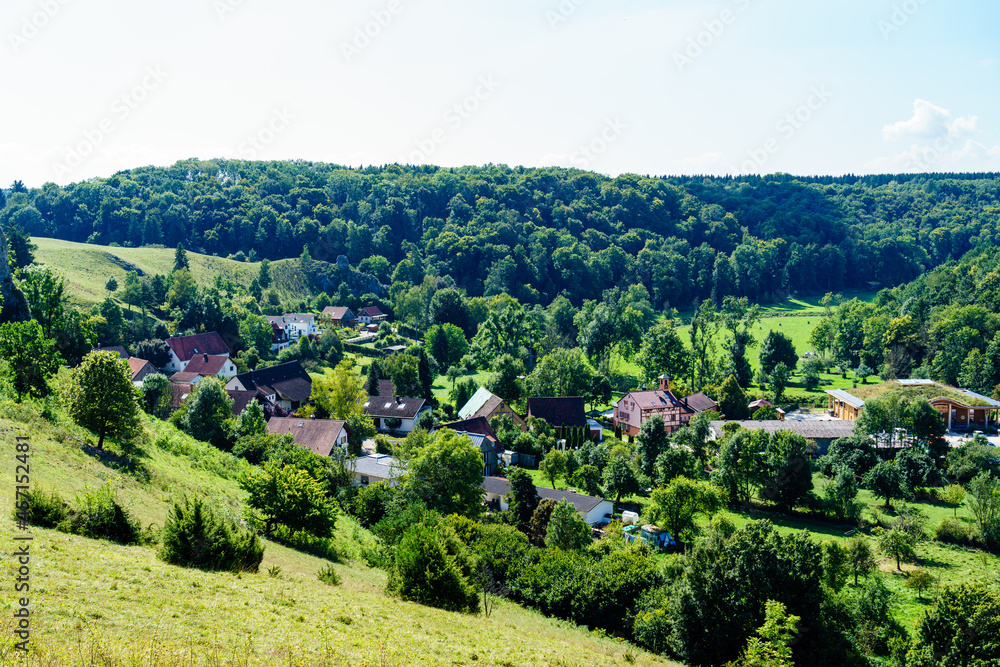 das Naturschutzgebiet Eselsburger Tal am Ostrand der Schwäbischen Alb unter blau-weißem Sommerhimmel, direkt an der BAB A7 gelegen