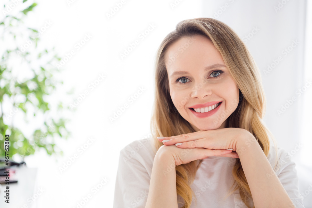 Photo portrait young woman in white outfit blonde hair smiling happy in the morning Photo portrait young woman in white outfit blonde hair smiling happy in the morning