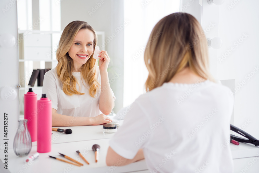 Photo portrait young woman in white pajama doing gua-sha massage near mirror Photo portrait young woman in white pajama doing gua-sha massage near mirror