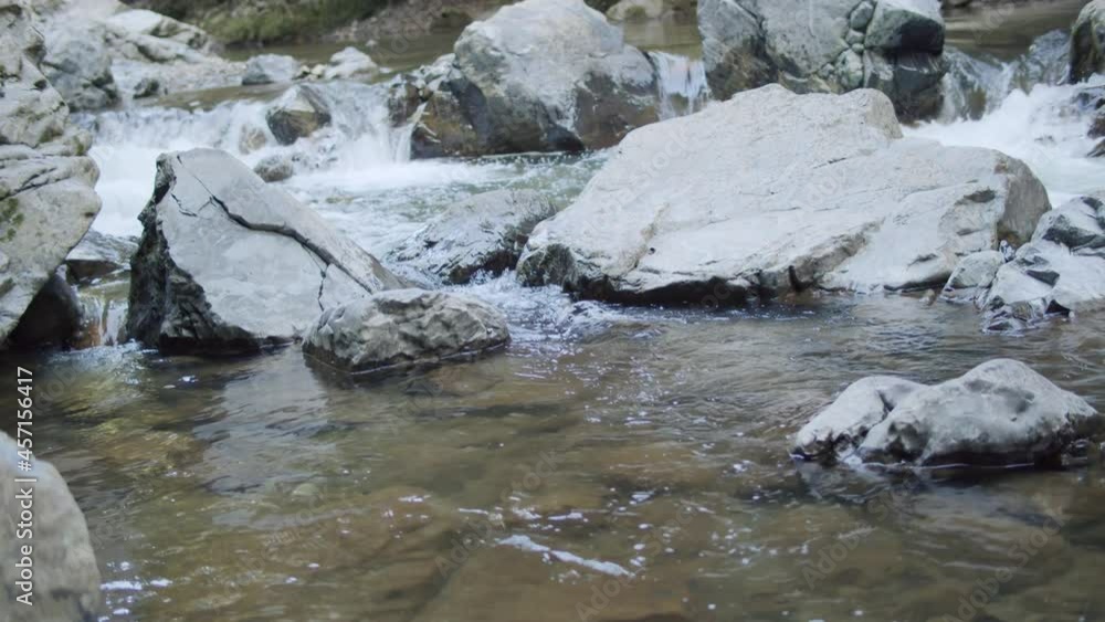 渓流の岩場を勢いよく流れる川の水。摂津峡の芥川。 渓流の岩場を勢いよく流れる川の水。摂津峡の芥川。