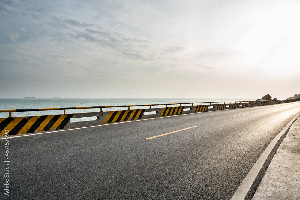 Fototapeta premium 海边的柏油公路