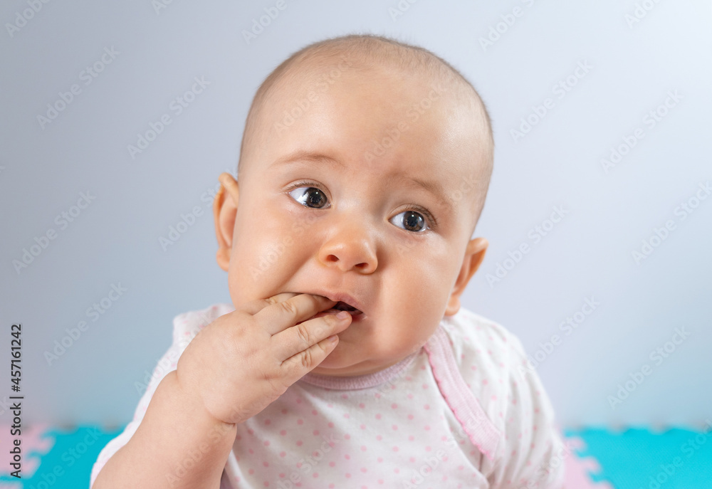 The newborn put his hand in his mouth, the child's gums itch and teeth erupt The newborn put his hand in his mouth, the child's gums itch and teeth erupt
