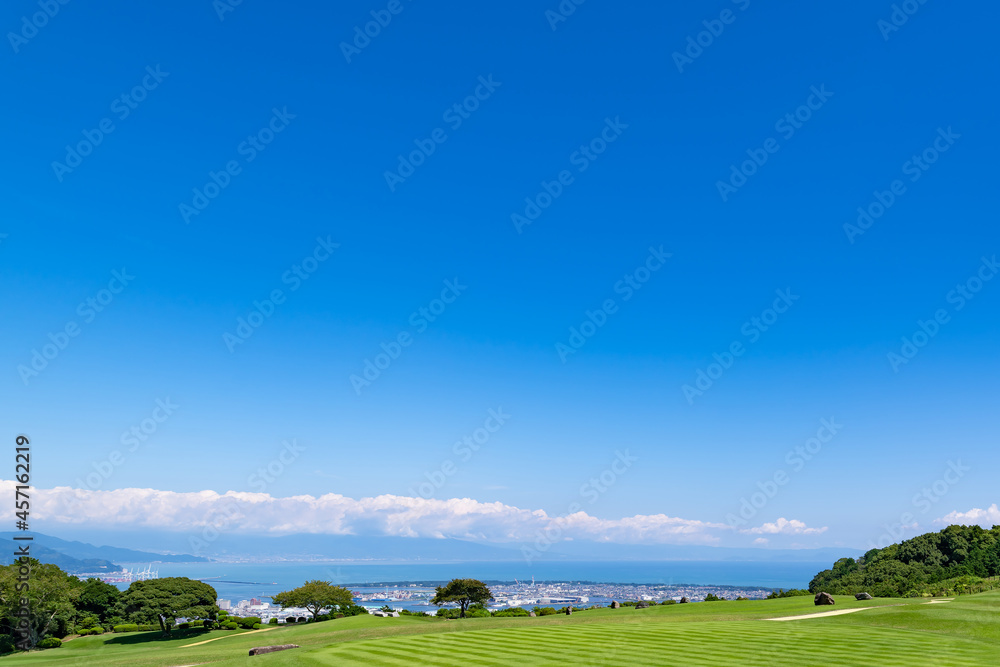 Fototapeta premium 広大な芝生広場