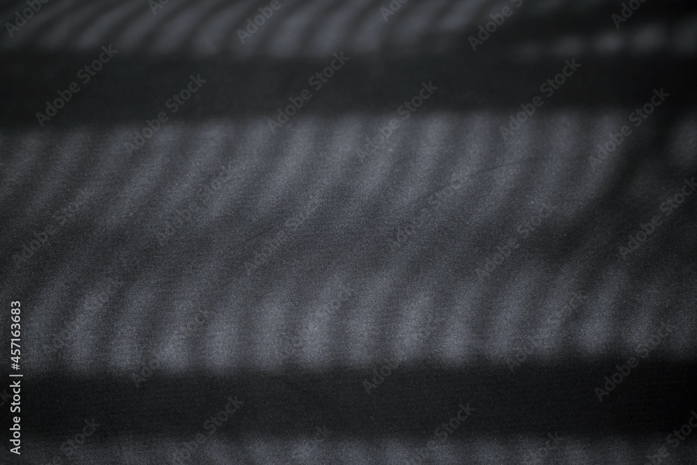 Czarne tło z nieregularnymi falowanymi cieniami - obrazy, fototapety, plakaty 