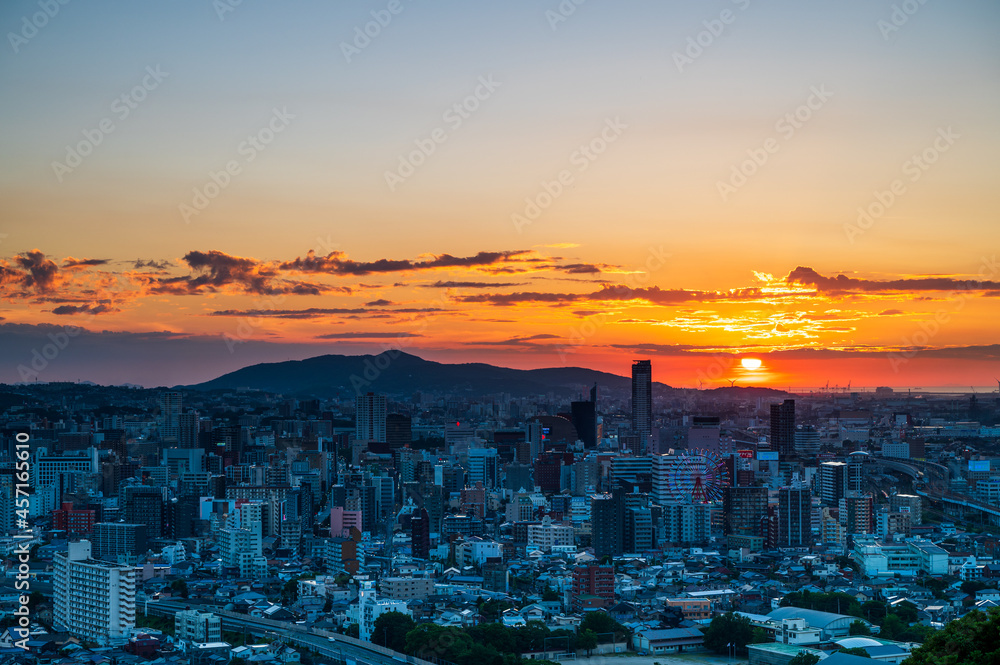 Fototapeta premium 足立山展望台から眺める夕暮れの北九州都市景観