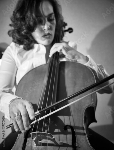 Mujer de mediana edad posando con su violonchelo.