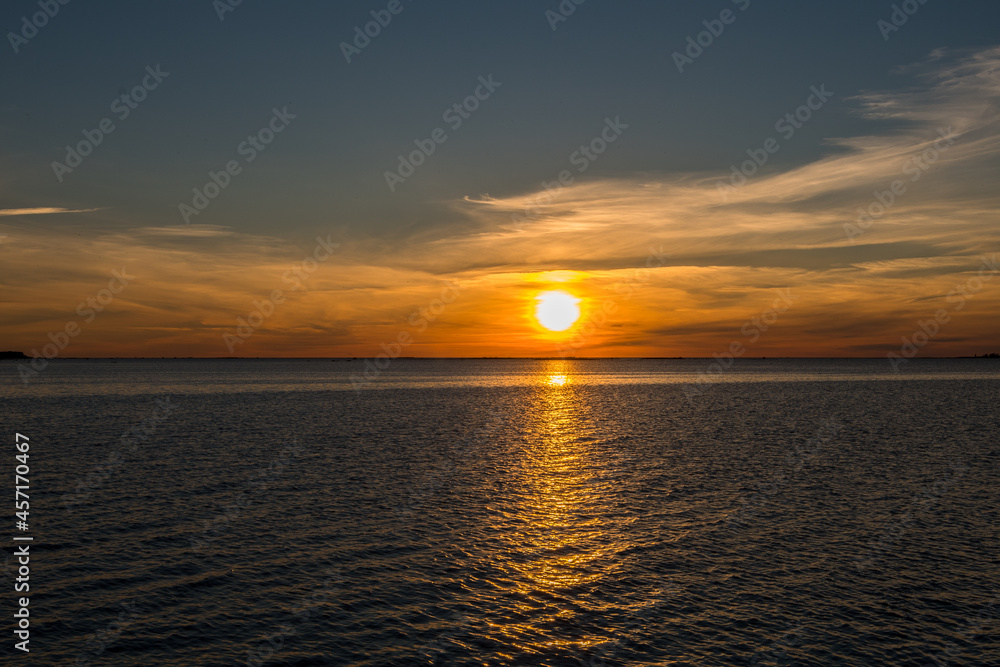 Sonnenuntergang mit orangem Himmel über dem Meer