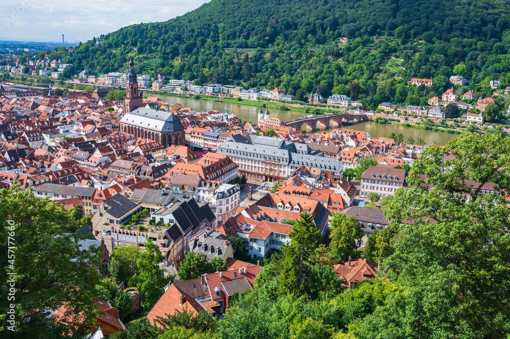 Blick über Heidelberger Altstadt mit Neckar im Hintergrund