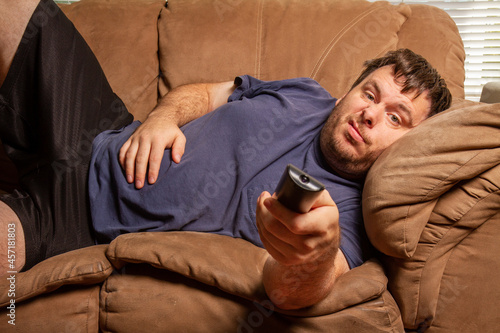 Canvastavla while watching TV this man does not look happy