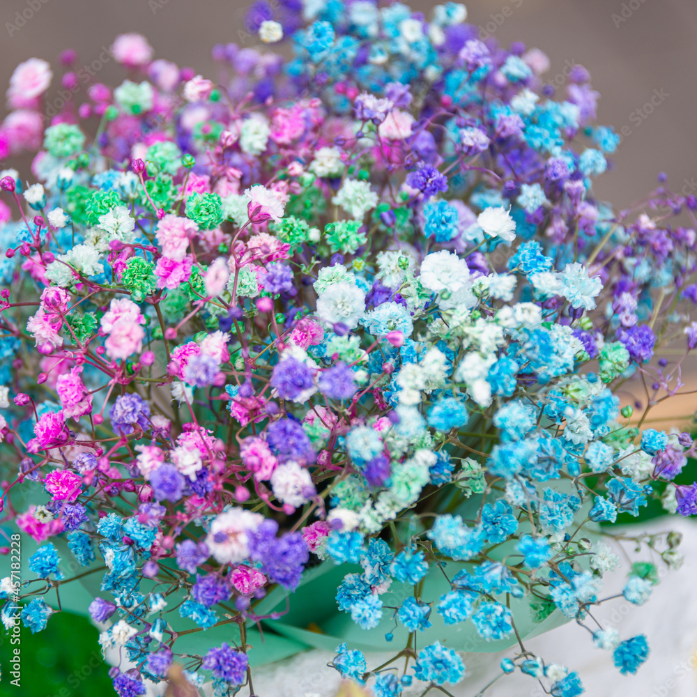 Obraz premium Beautiful multi-colored flowers in a bouquet on the table.
