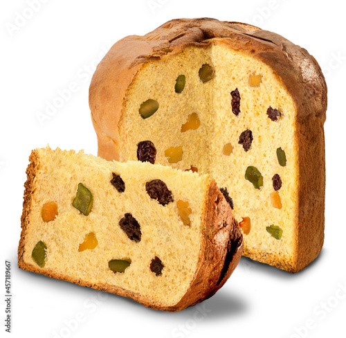 Delicioso panetone de frutas cortado com fatia ao lado, no fundo branco para recorte.